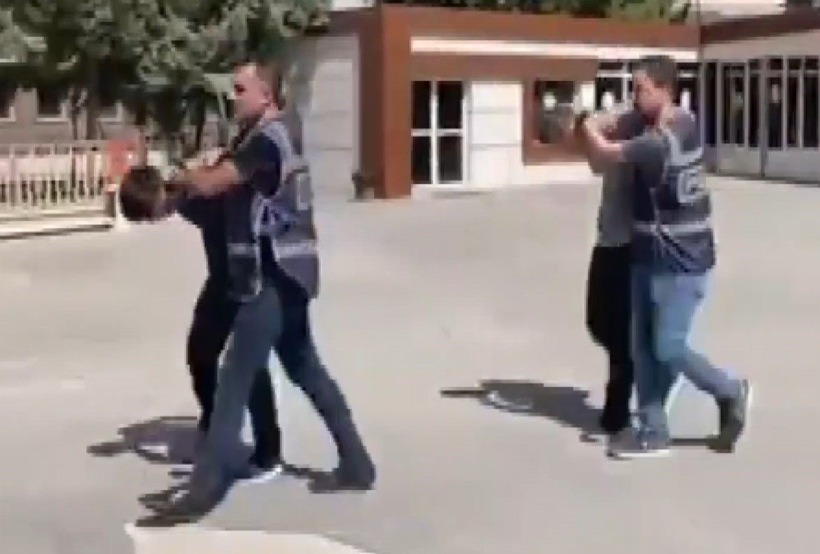 Park halindeki otomobile pompalı tüfekle ateş eden 2 şahıs yakalandı