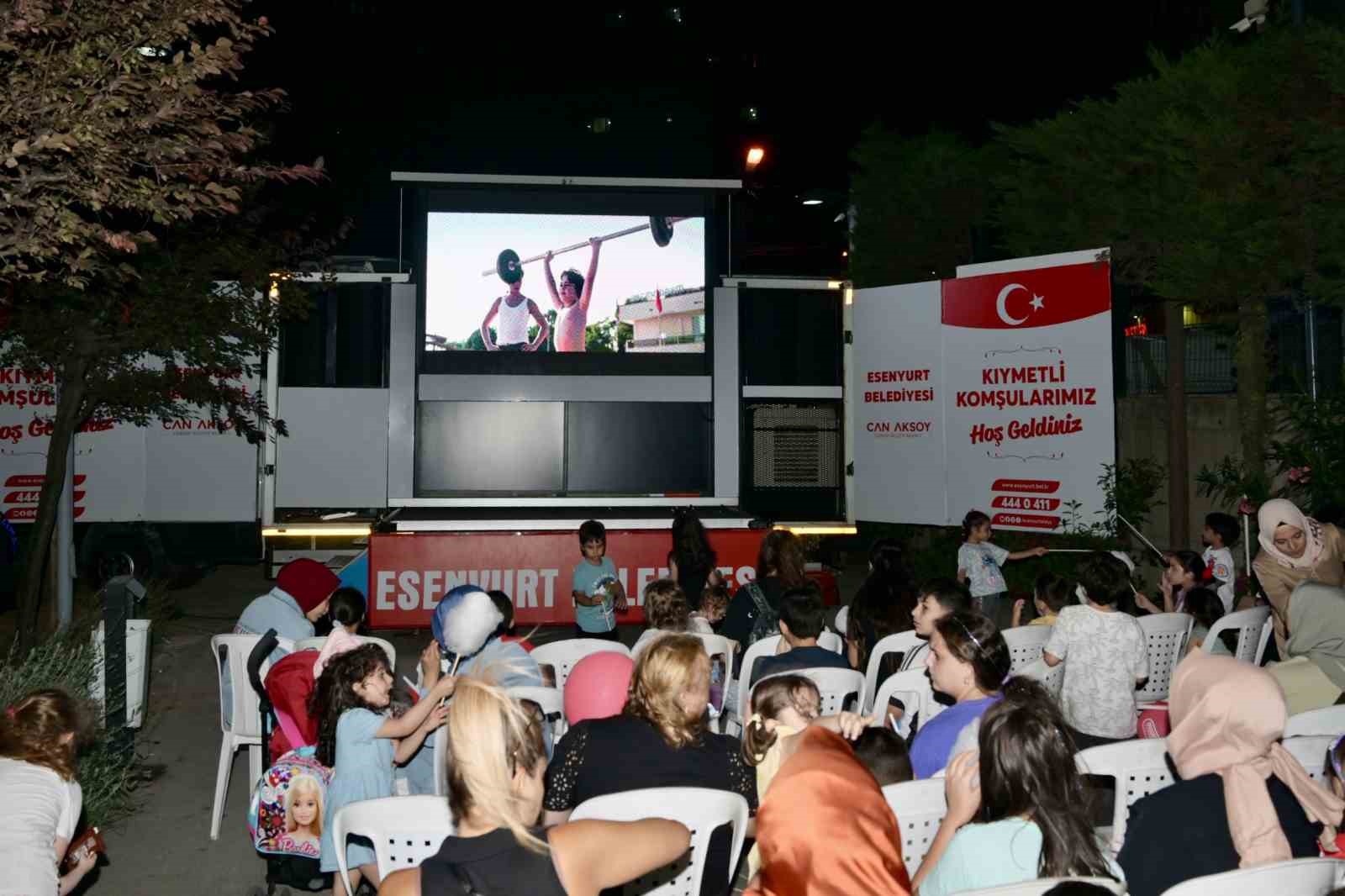 Esenyurt&rsquo;ta yaz akşamları a&ccedil;ık havada renkleniyor
