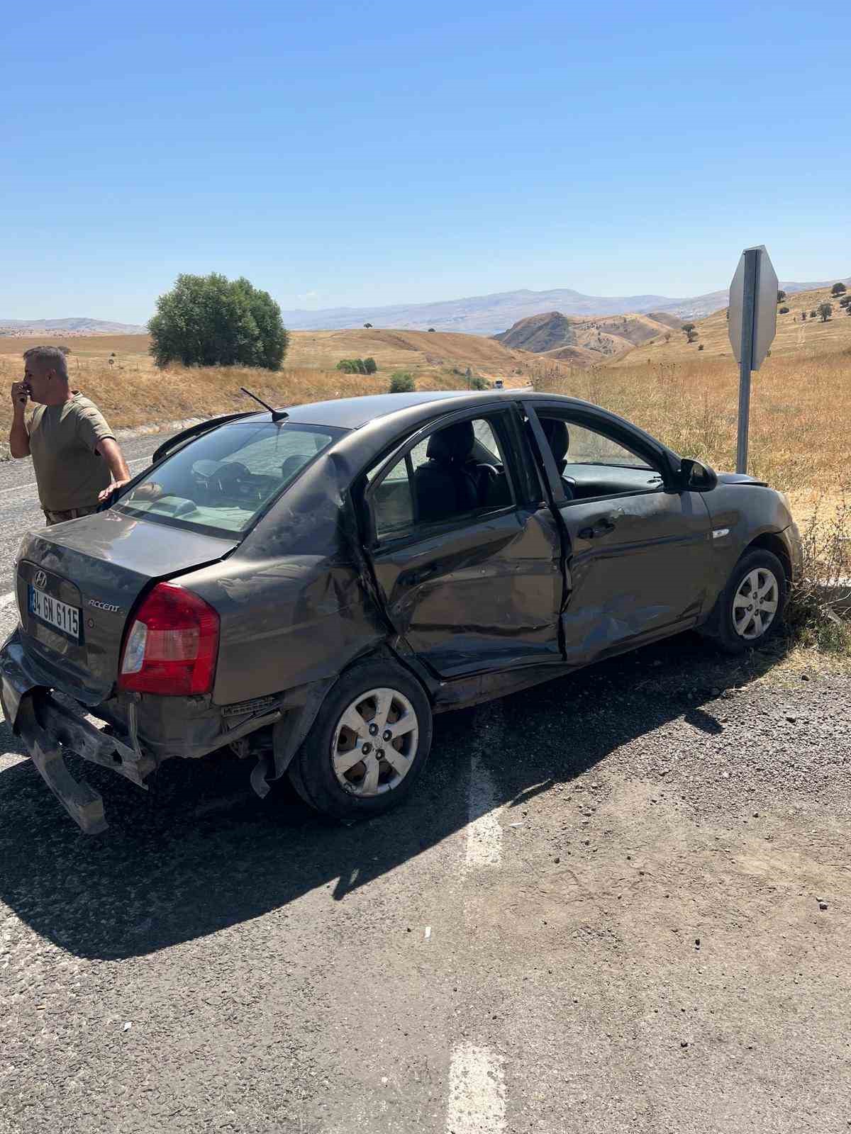 Varto&rsquo;da otomobiller &ccedil;arpıştı: 8 yaralı
