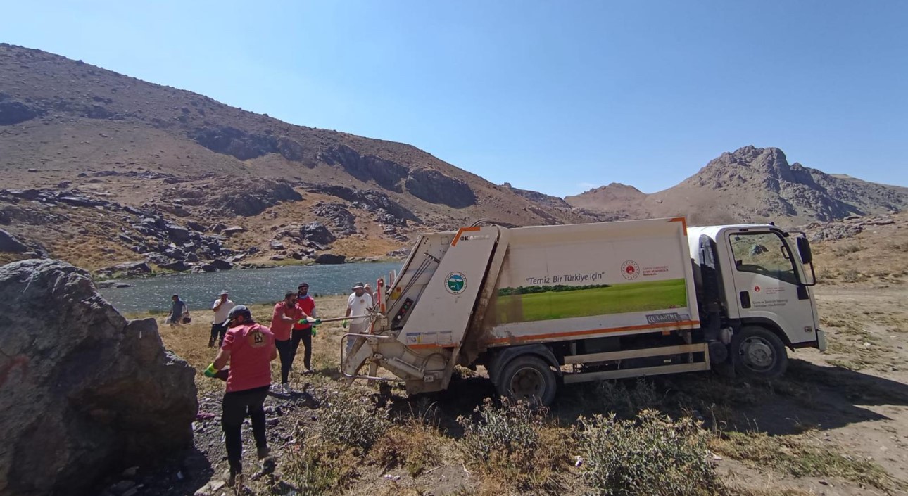 Esendere Belediyesi gönüllerle Sat Gölleri’nde çevre temizliği yaptı