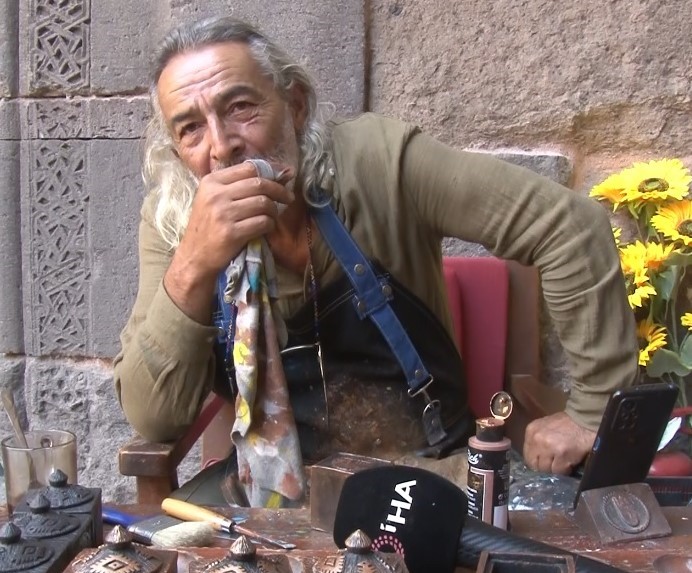 El sanatları ustasından gençlere çağrı: "Dijital ortamlar yerine el becerisi kazanın"