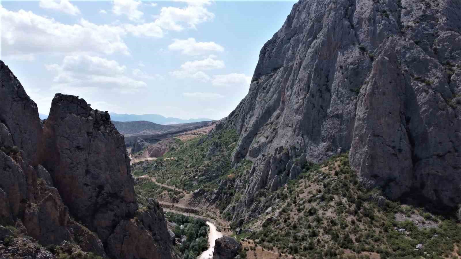 G&ouml;r&uuml;nt&uuml;s&uuml; ile mest eden Kazankaya Kanyonu, dron ile g&ouml;r&uuml;nt&uuml;lendi
