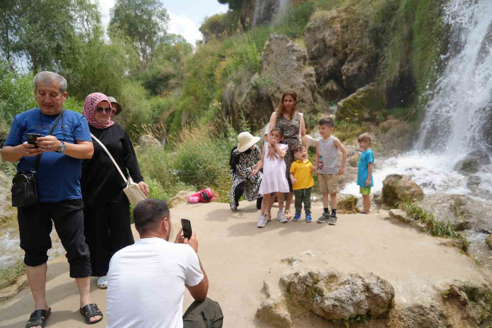 Kavurucu sıcaklarda Girlevik Şelalesinde serinliyorlar
