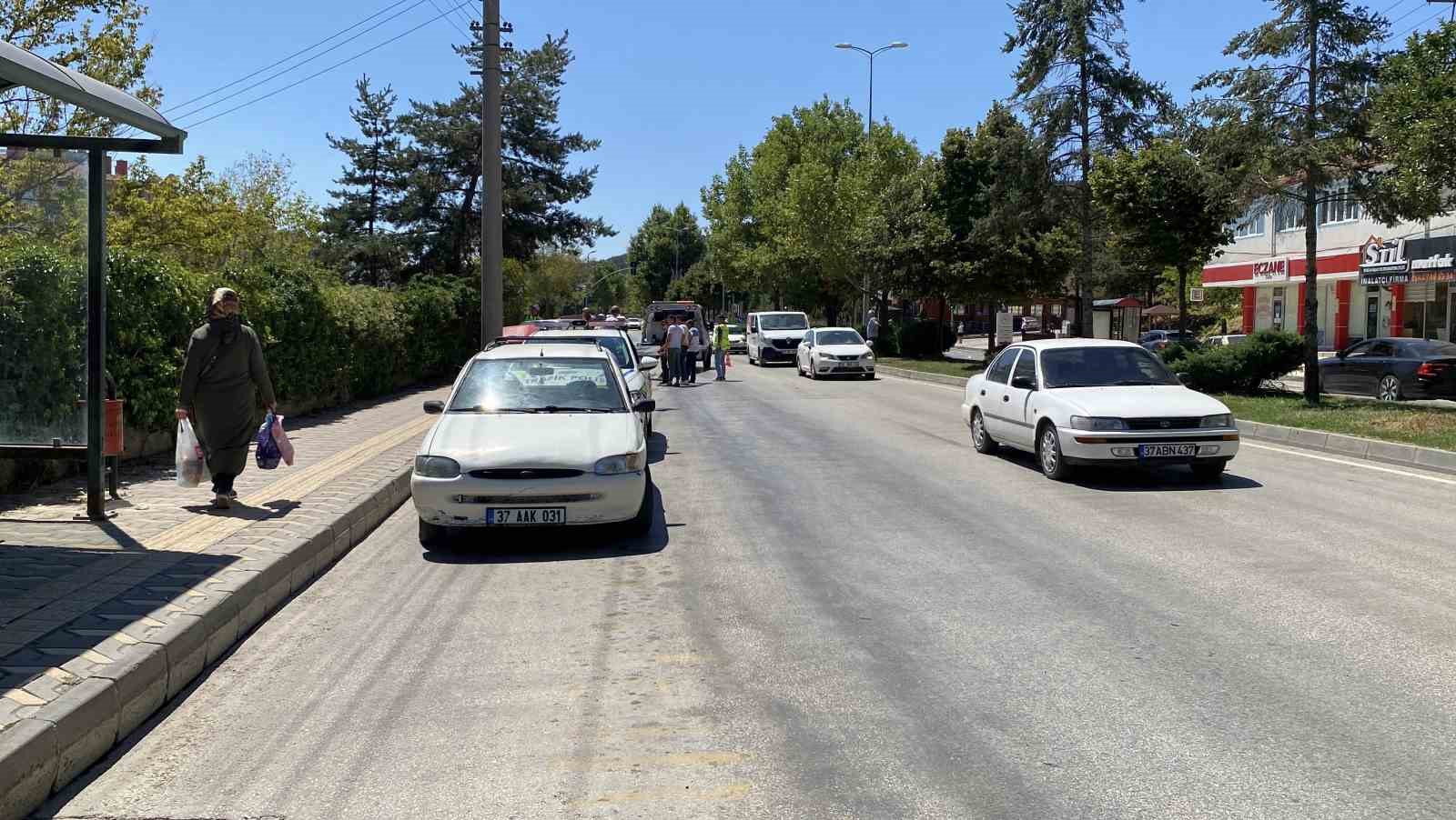 Fiat Tofaş otomobil &ouml;nce araca, ardında beton direğe &ccedil;arptı: 1 yaralı

