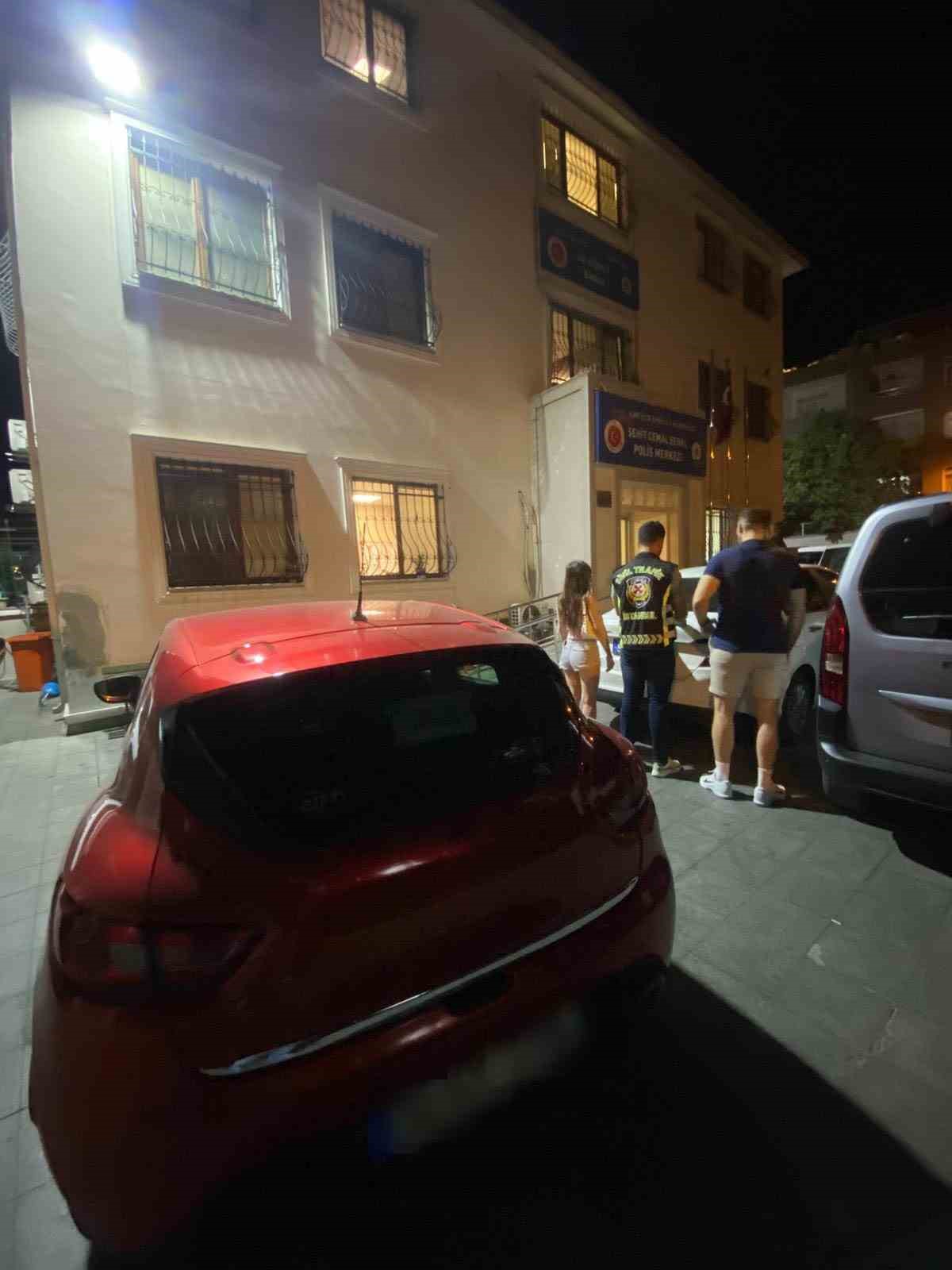 Seyir halindeki ara&ccedil;ta uygunsuz hareketlerde bulunan zanlılar yakalandı
