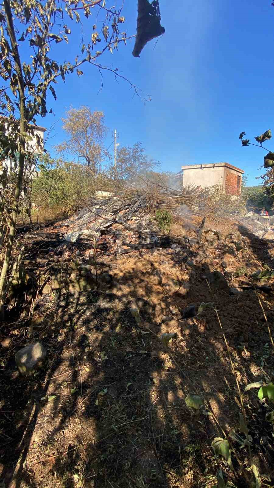Alevlere teslim olan ahşap ev k&uuml;le d&ouml;nd&uuml;
