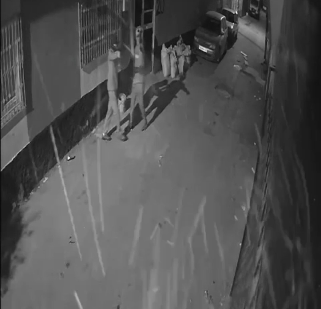 Ev kurşunlayan iki ş&uuml;pheliden biri yakalandı
