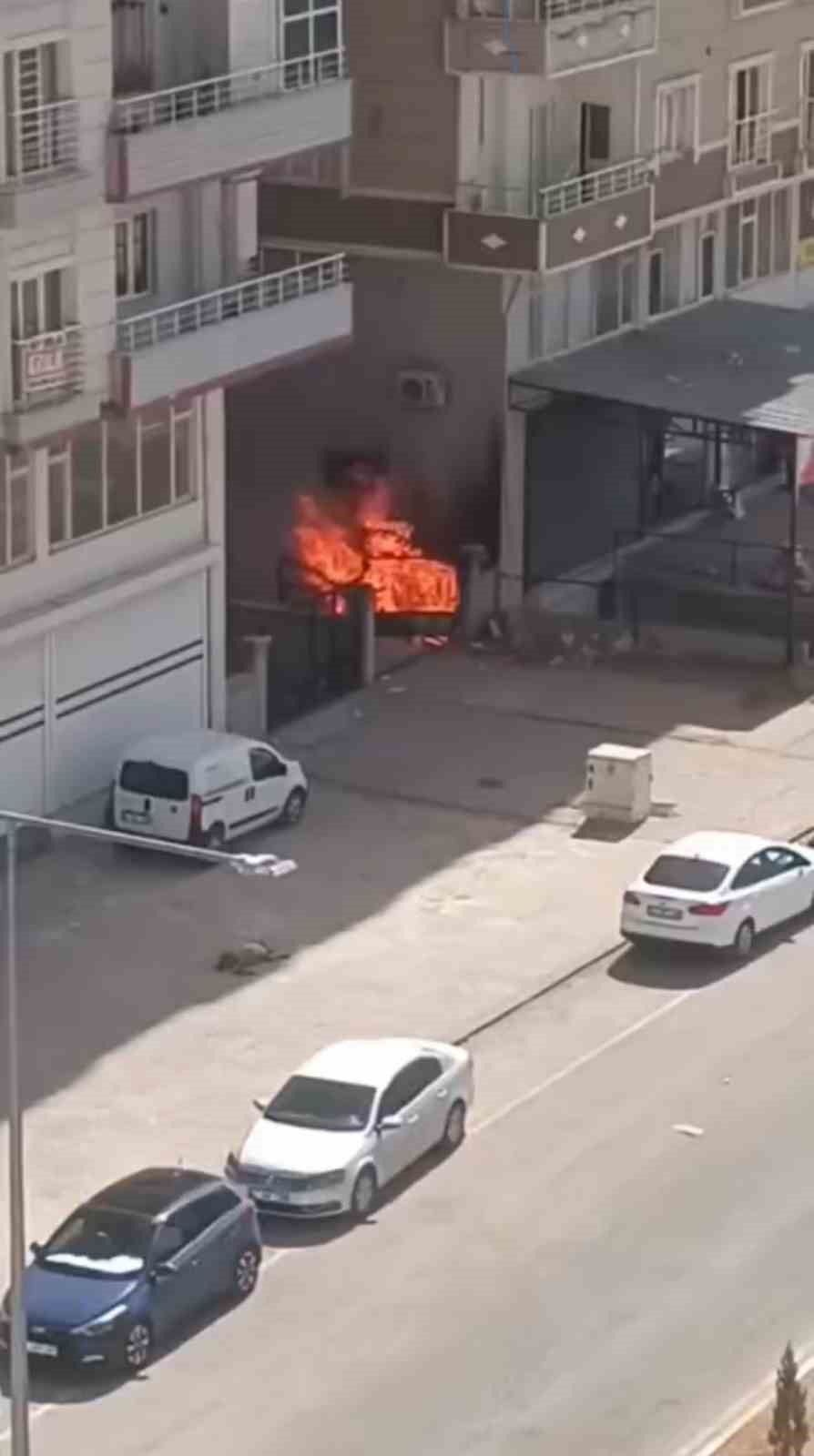 Mardin’de apartman girişinde çıkan yangın söndürüldü