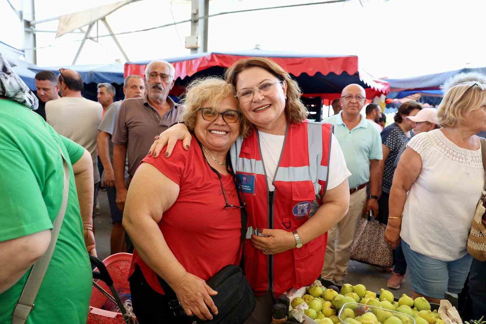 Başkan Gen&ccedil;ay Cumartesi pazarında vatandaşlarla buluştu
