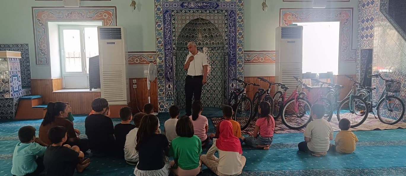&Ccedil;ine&rsquo;de Kur&rsquo;an-ı Kerim&rsquo;e ge&ccedil;en &ouml;ğrencilere bisiklet hediye edildi
