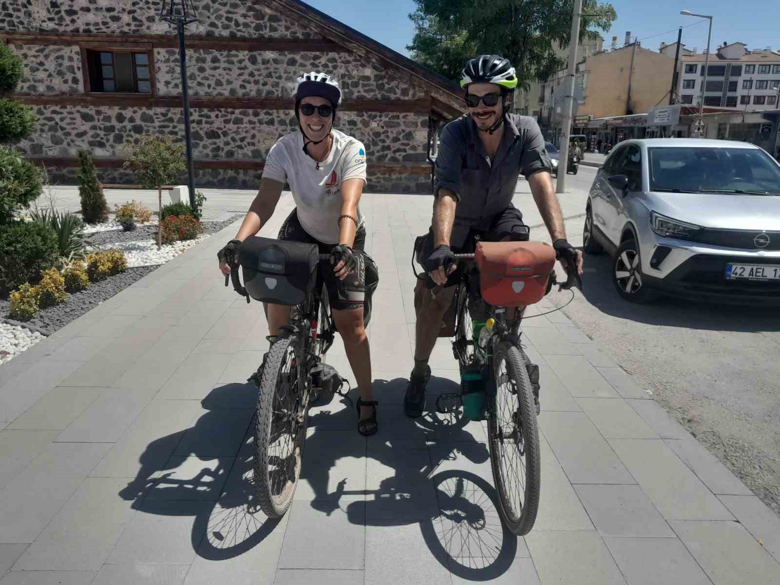 Bisikletleriyle T&uuml;rkiye turu yapan Kanadalı ikili Karapınar&rsquo;da
