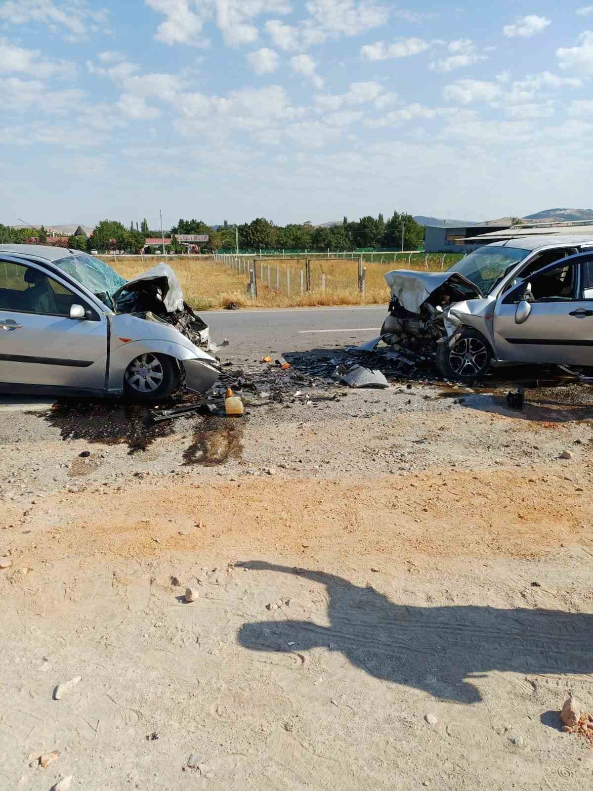 Balıkesir’de iki araç kafa kafaya çarpıştı: 1 ölü, 1 yaralı