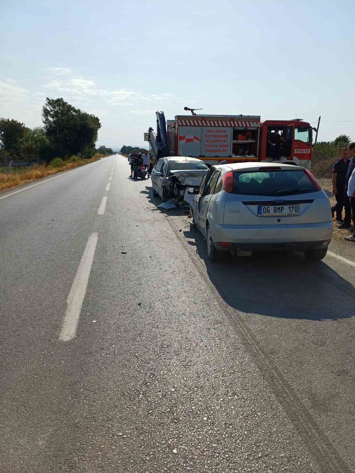 Balıkesir&rsquo;de iki ara&ccedil; kafa kafaya &ccedil;arpıştı: 1 &ouml;l&uuml;, 1 yaralı
