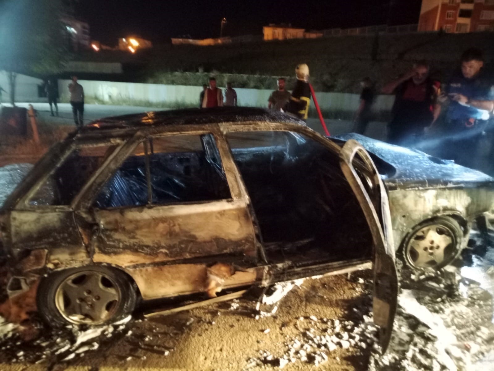 Sinop&rsquo;ta seyir halindeki otomobil alev alev yandı
