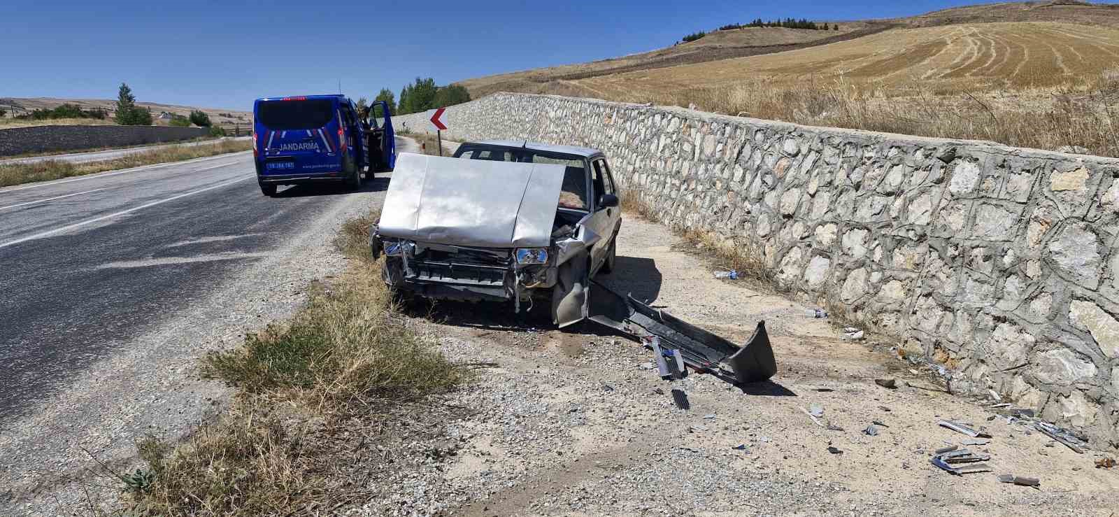 Kontrolden çıkan Fiat Tofaş otomobil duvara çarptı: 2 yaralı