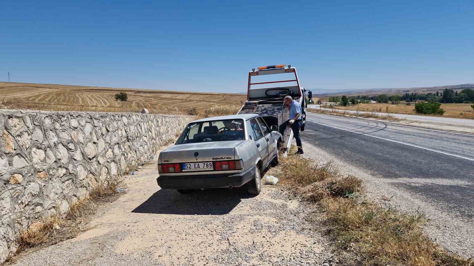 Kontrolden &ccedil;ıkan Fiat Tofaş otomobil duvara &ccedil;arptı: 2 yaralı
