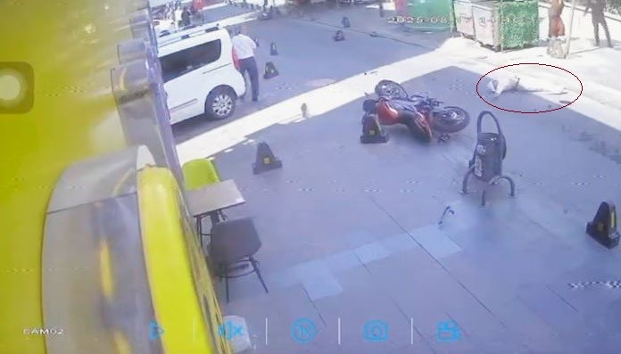 Bayrampaşa&rsquo;da motosiklet yayaya &ccedil;arptı
