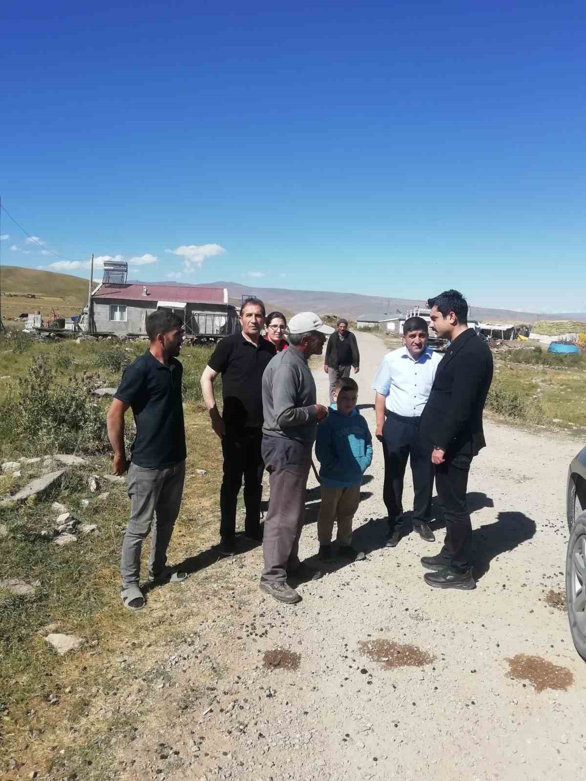 Susuz Kaymakamı hem k&ouml;yleri tanıyor, hem sorunları &ccedil;&ouml;z&uuml;yor
