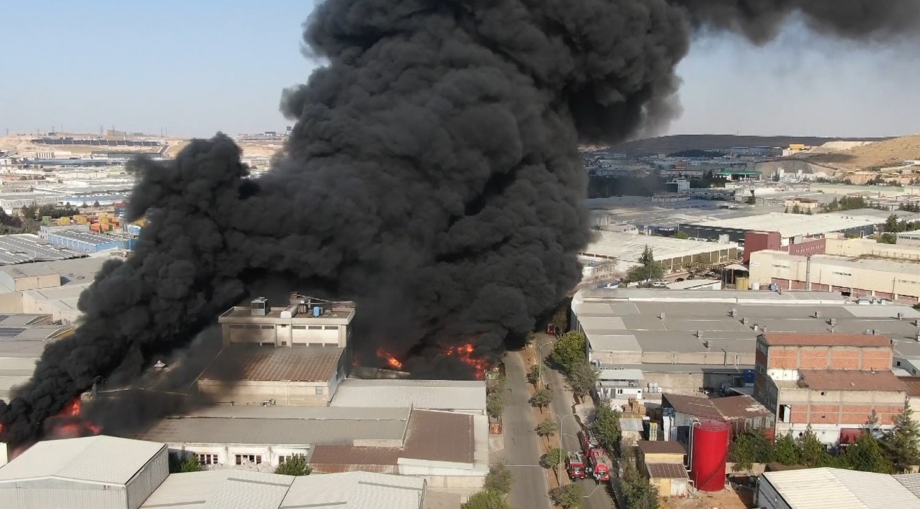 Gaziantep&rsquo;te geri d&ouml;n&uuml;ş&uuml;m fabrikasındaki yangın havadan g&ouml;r&uuml;nt&uuml;lendi
