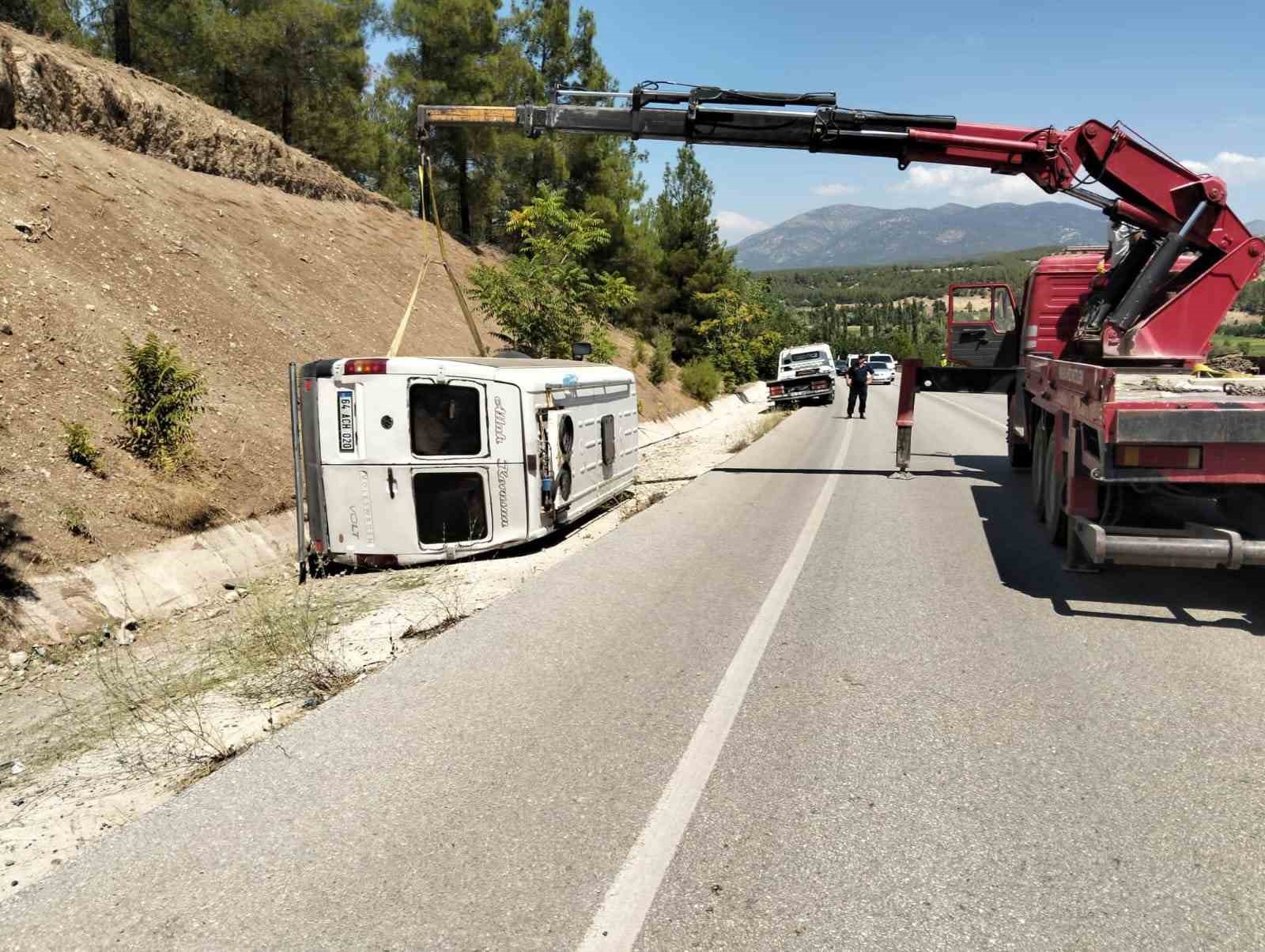 Viraja hızlı giren minibüs şarampole devrildi: 1 yaralı