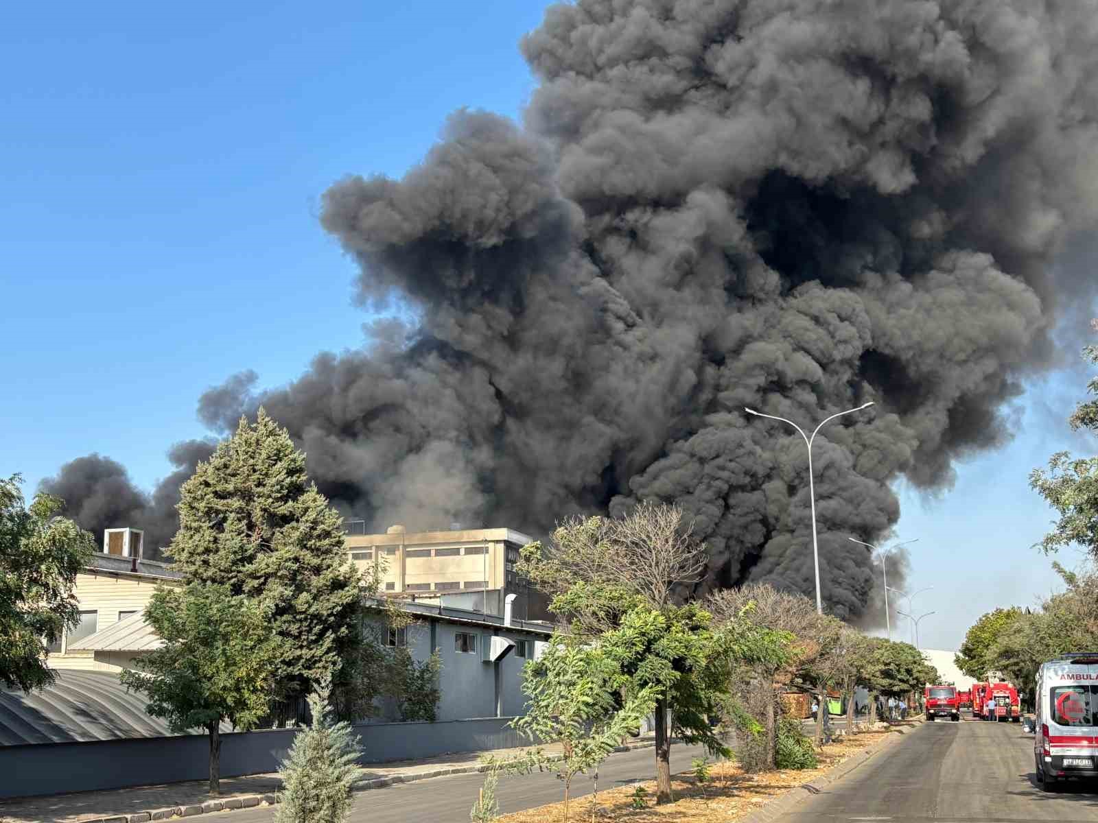 Gaziantep Valisi Çeber: "Yangını başka bir fabrikaya sirayet etmeden söndürmeye gayret ediyoruz"