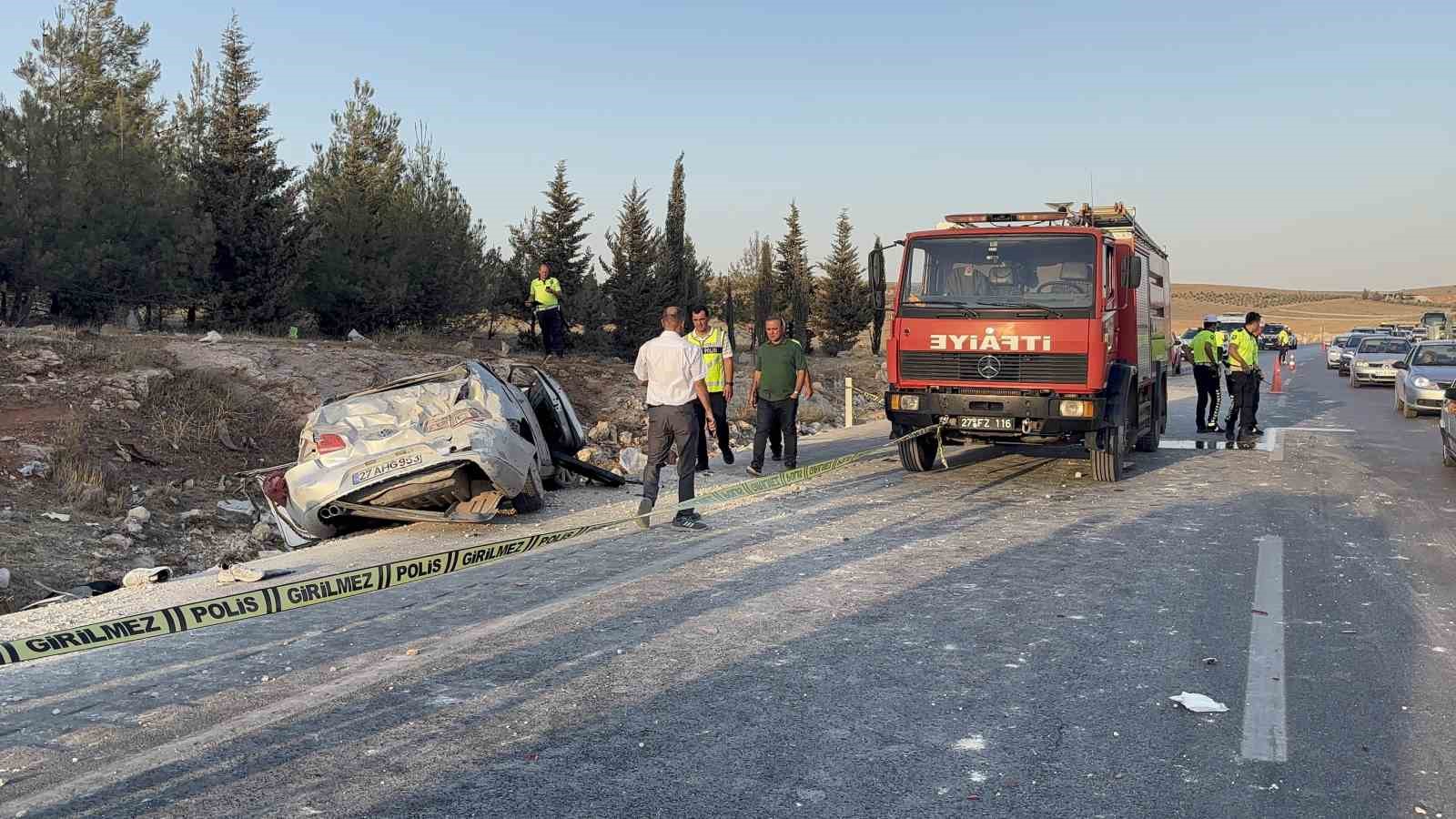 Gaziantep-Nizip karayolunda iki otomobilin &ccedil;arpıştığı kazada ilk belirmelere g&ouml;re 3 kişi hayatını kaybederken, 3 kişi de yaralandı.
