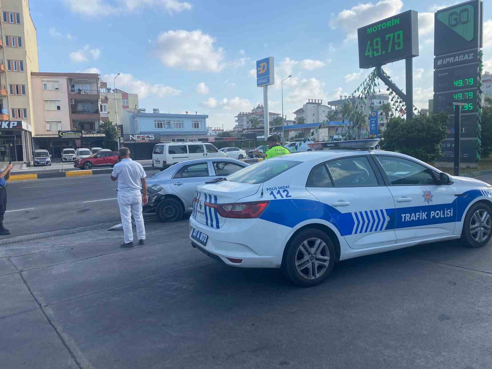 Kazada motosiklet s&uuml;r&uuml;c&uuml;s&uuml; &ccedil;arpıştığı otomobilin kapısına tutunup sonra yere d&uuml;şt&uuml;
