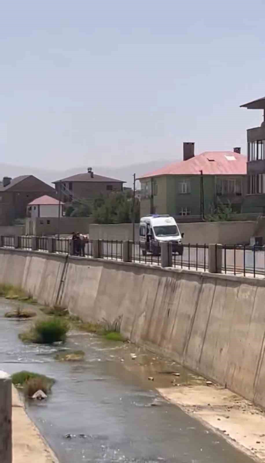 Hakkari&rsquo;de duvardan dereye d&uuml;şen &ccedil;ocuk &ouml;l&uuml;mden d&ouml;nd&uuml;
