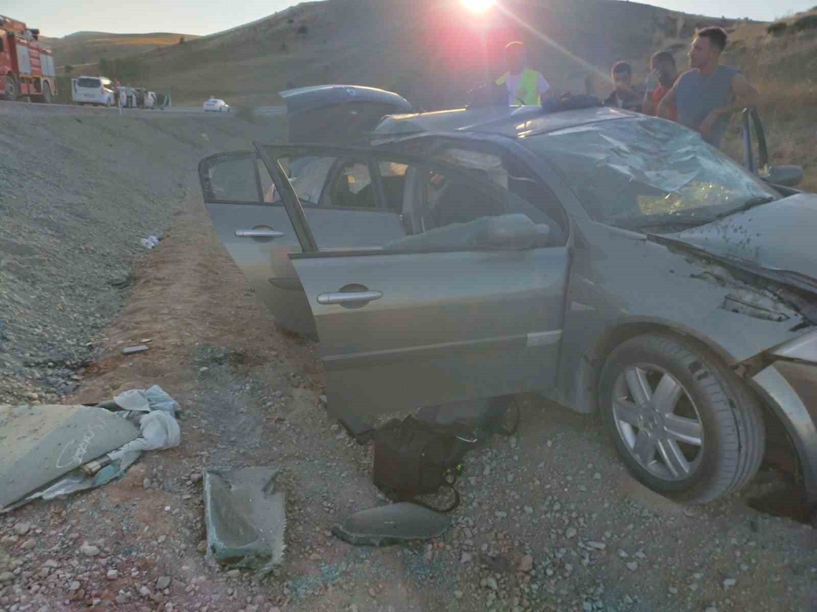 Sivas&rsquo;ta otomobil şarampole yuvarlandı: 4 yaralı
