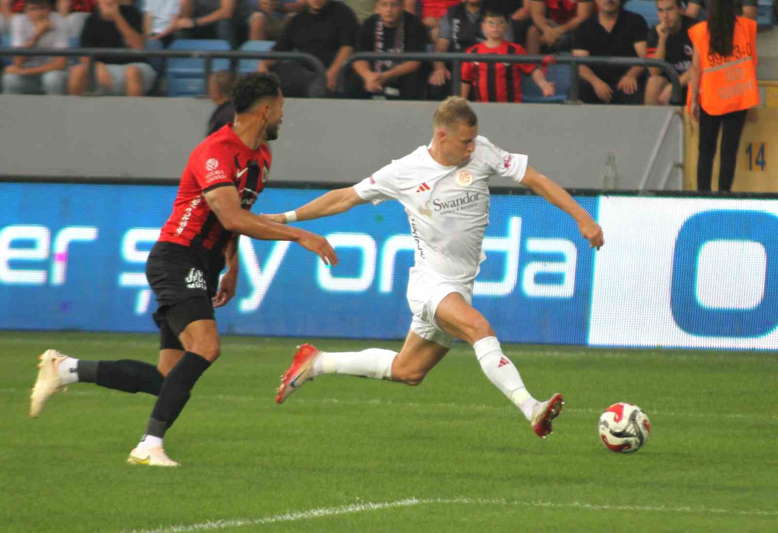 Trendyol S&uuml;per Lig: Gen&ccedil;lerbirliği: 0 - Antalyaspor: 0 (ilk yarı)
