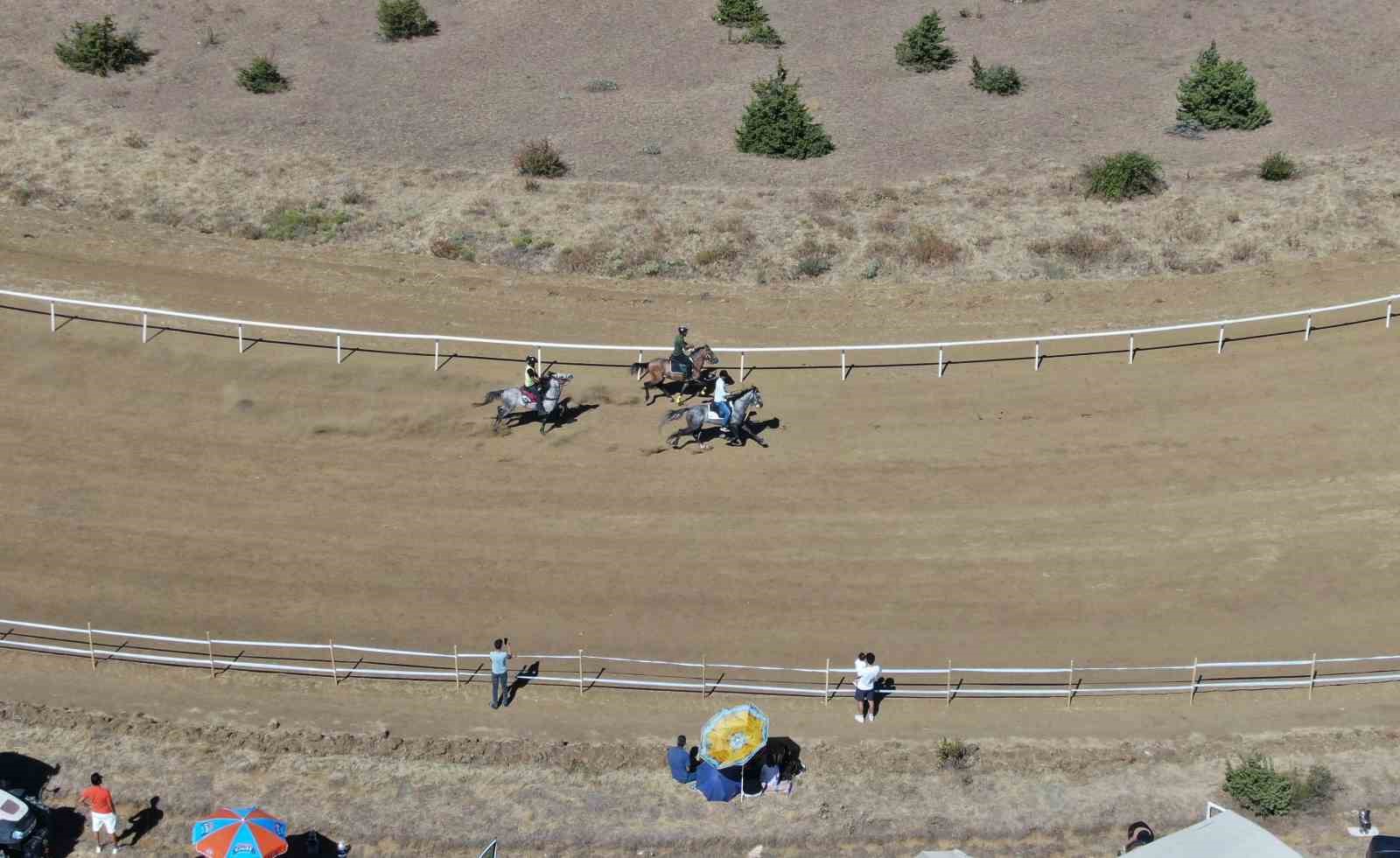 Kastamonu’da düzenlenen at yarışlarına yoğun ilgi