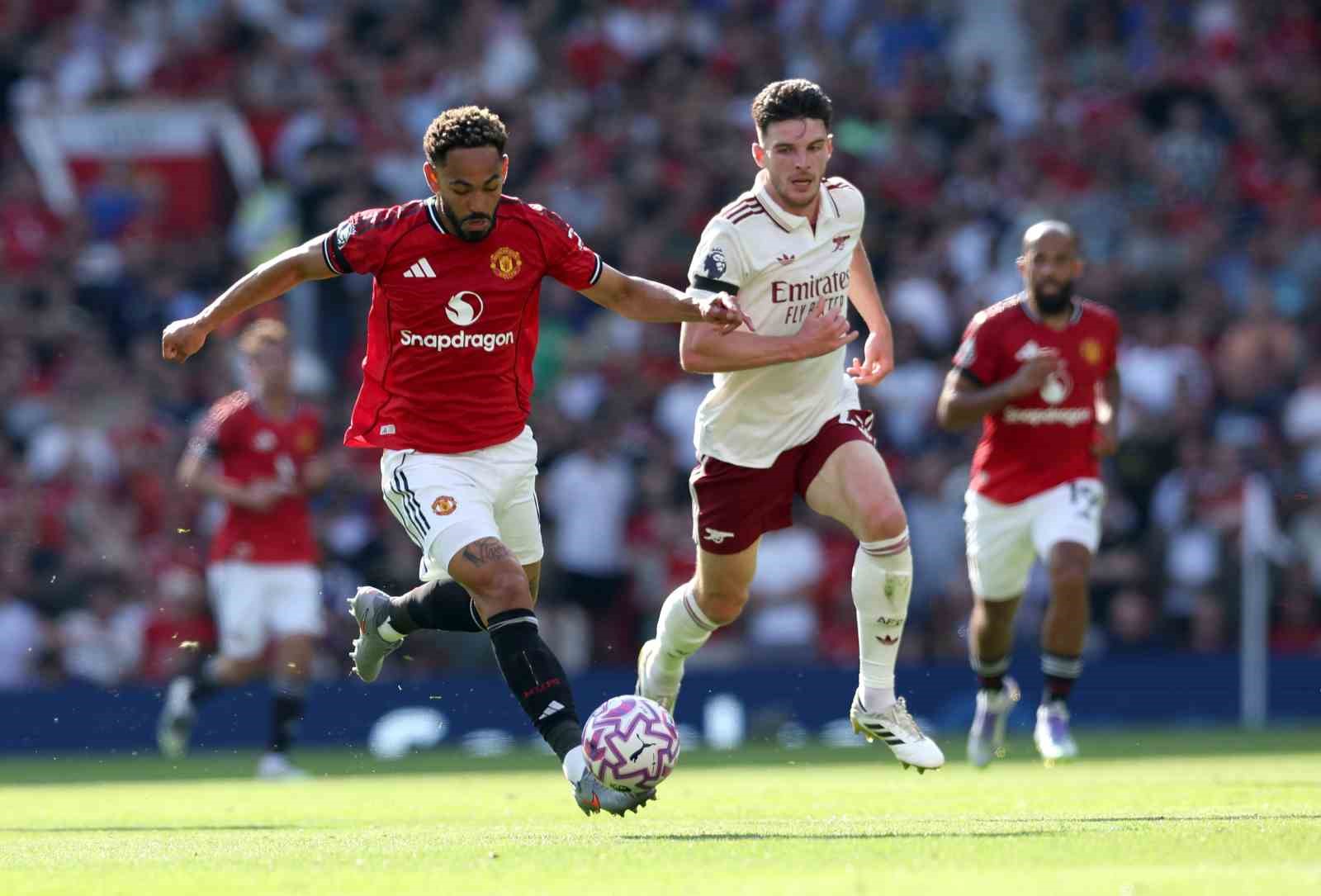 Arsenal, Manchester United deplasmanında tek golle güldü
