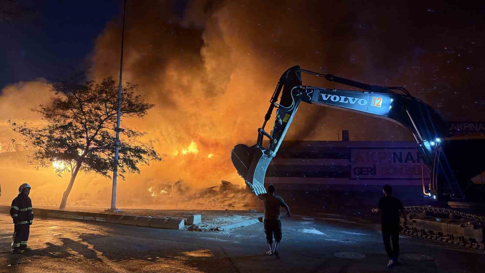 Gaziantep’te geri dönüşüm fabrikasındaki yangın 4. saatinde