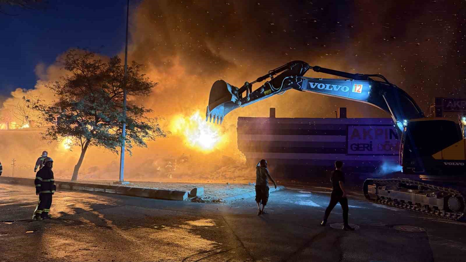 Gaziantep’te geri dönüşüm fabrikasındaki yangın 4. saatinde

