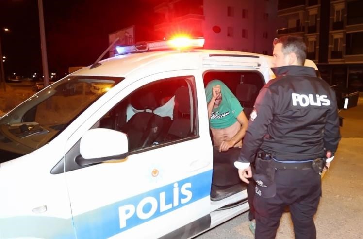 Üçüncü kez alkollü yakalandı, polis aracının arkasına saklandı