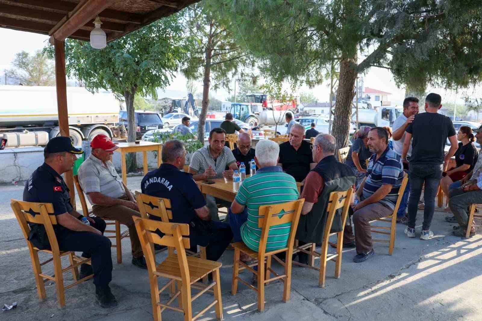 Vali Toraman tahliye edilen k&ouml;ylere geri d&ouml;nen vatandaşları ziyaret etti
