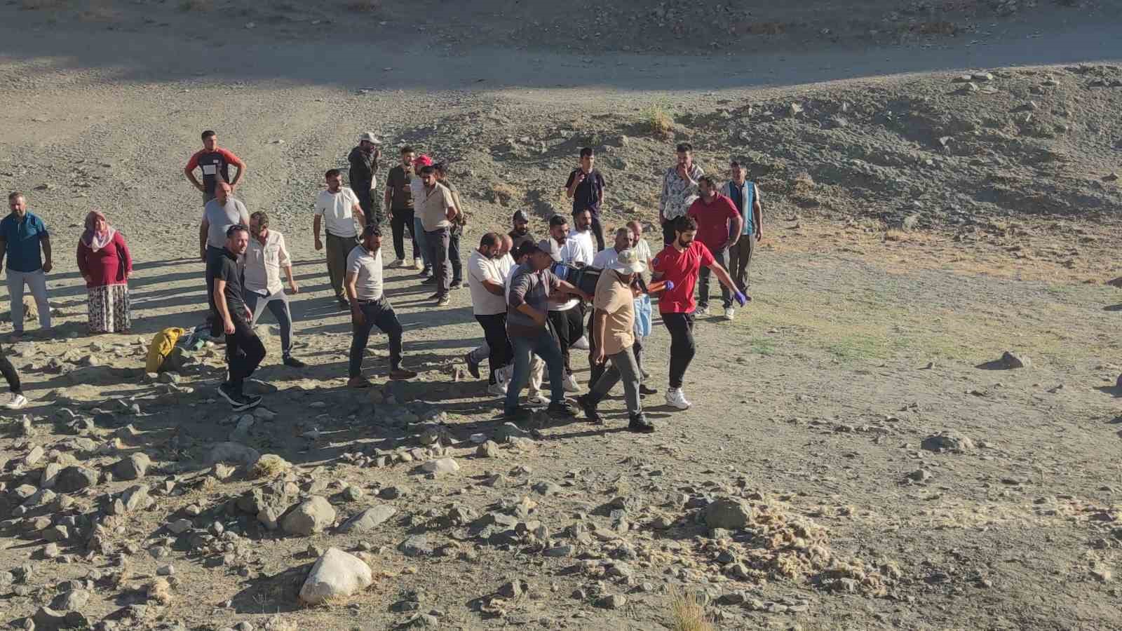 Van’da traktörün römorku devrildi: 8 yaralı