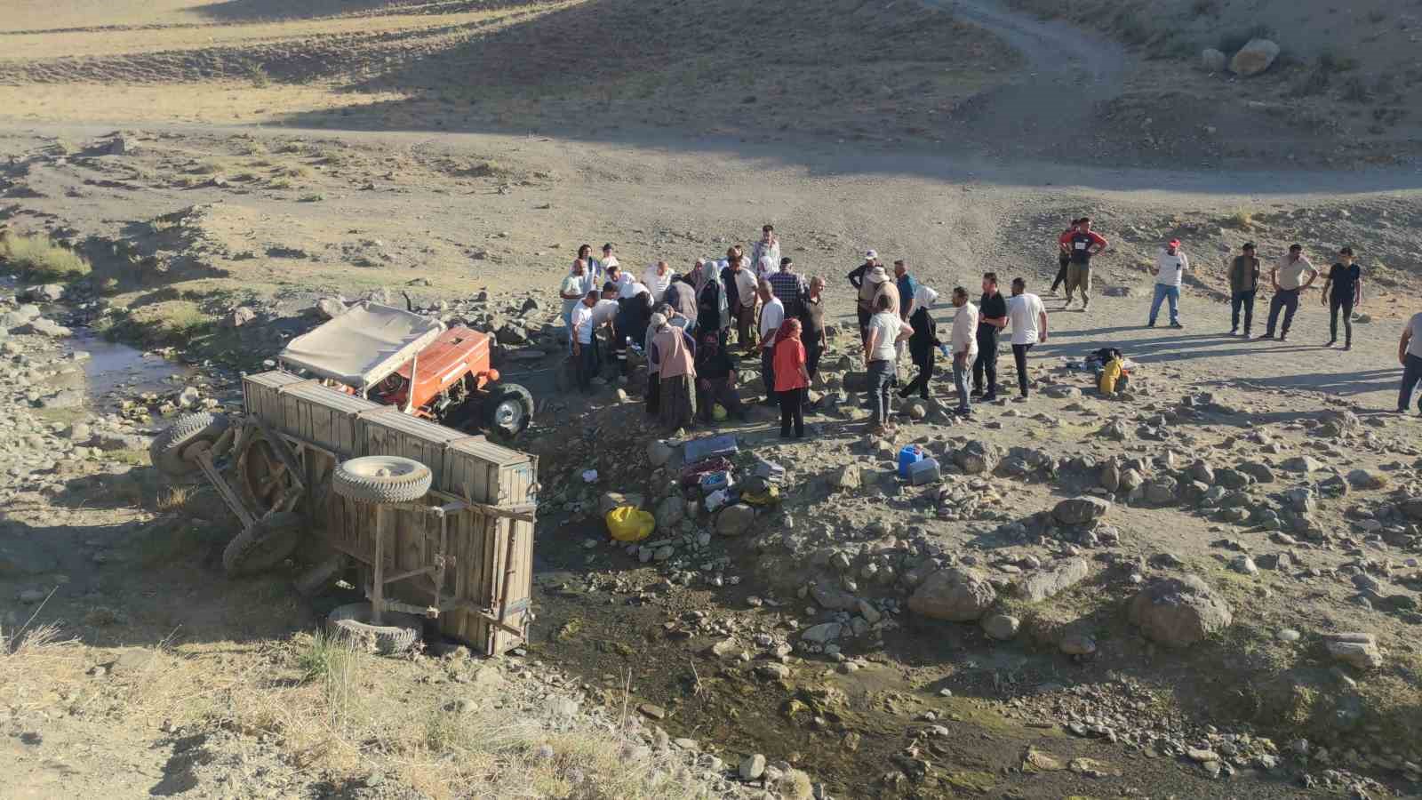 Van&rsquo;da trakt&ouml;r&uuml;n r&ouml;morku devrildi: 8 yaralı
