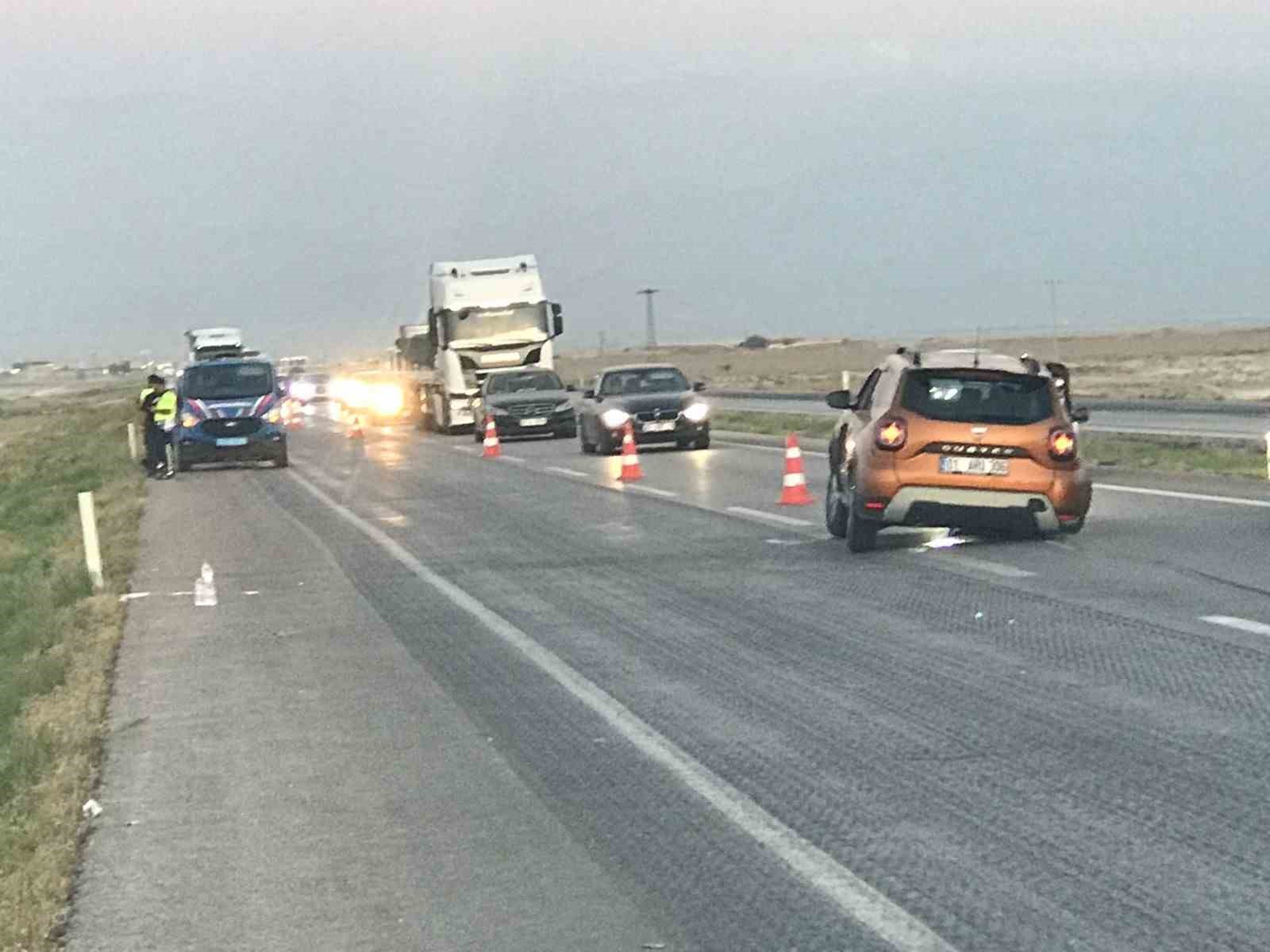 Kontrolden &ccedil;ıkan otomobil karşı şeride ge&ccedil;ti: 4 yaralı
