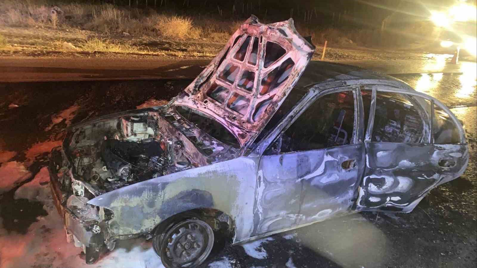 Kırıkkale’de seyir halindeki araç alev alev yandı: 2 yaralı