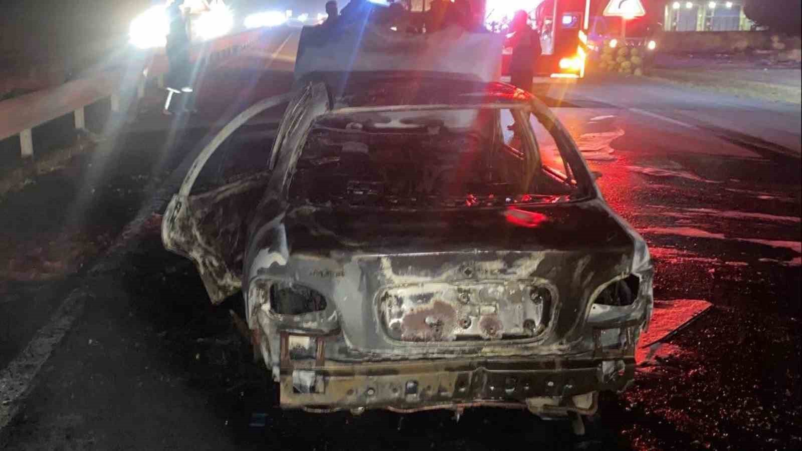 Kırıkkale&rsquo;de seyir halindeki ara&ccedil; alev alev yandı: 2 yaralı
