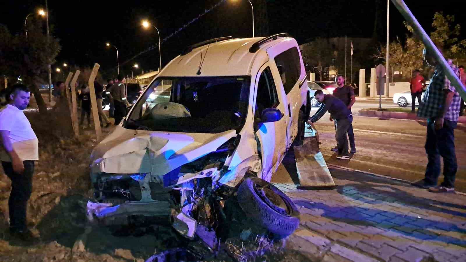 Karaman&rsquo;da hafif ticari ara&ccedil; otomobille &ccedil;arpıştı: 4 yaralı
