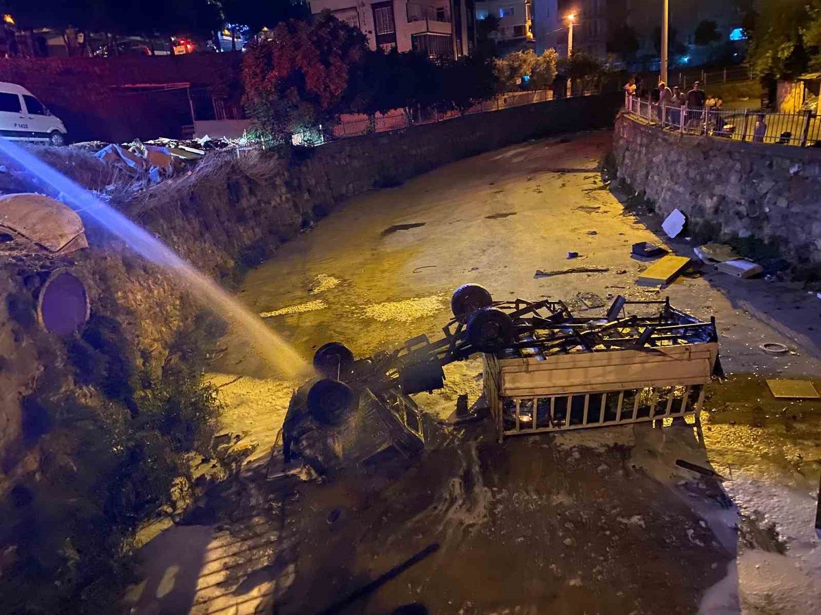 Dere yatağına düşen kamyonet alev aldı