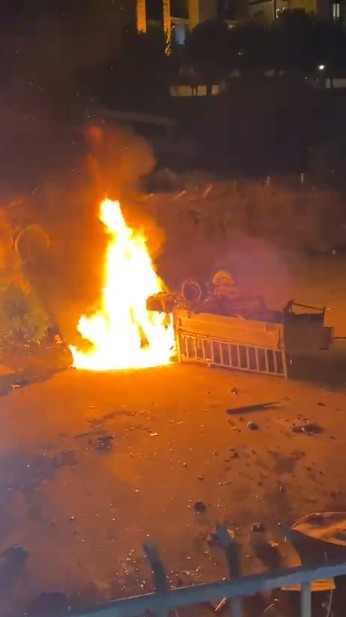 Dere yatağına düşen kamyonet alev aldı
