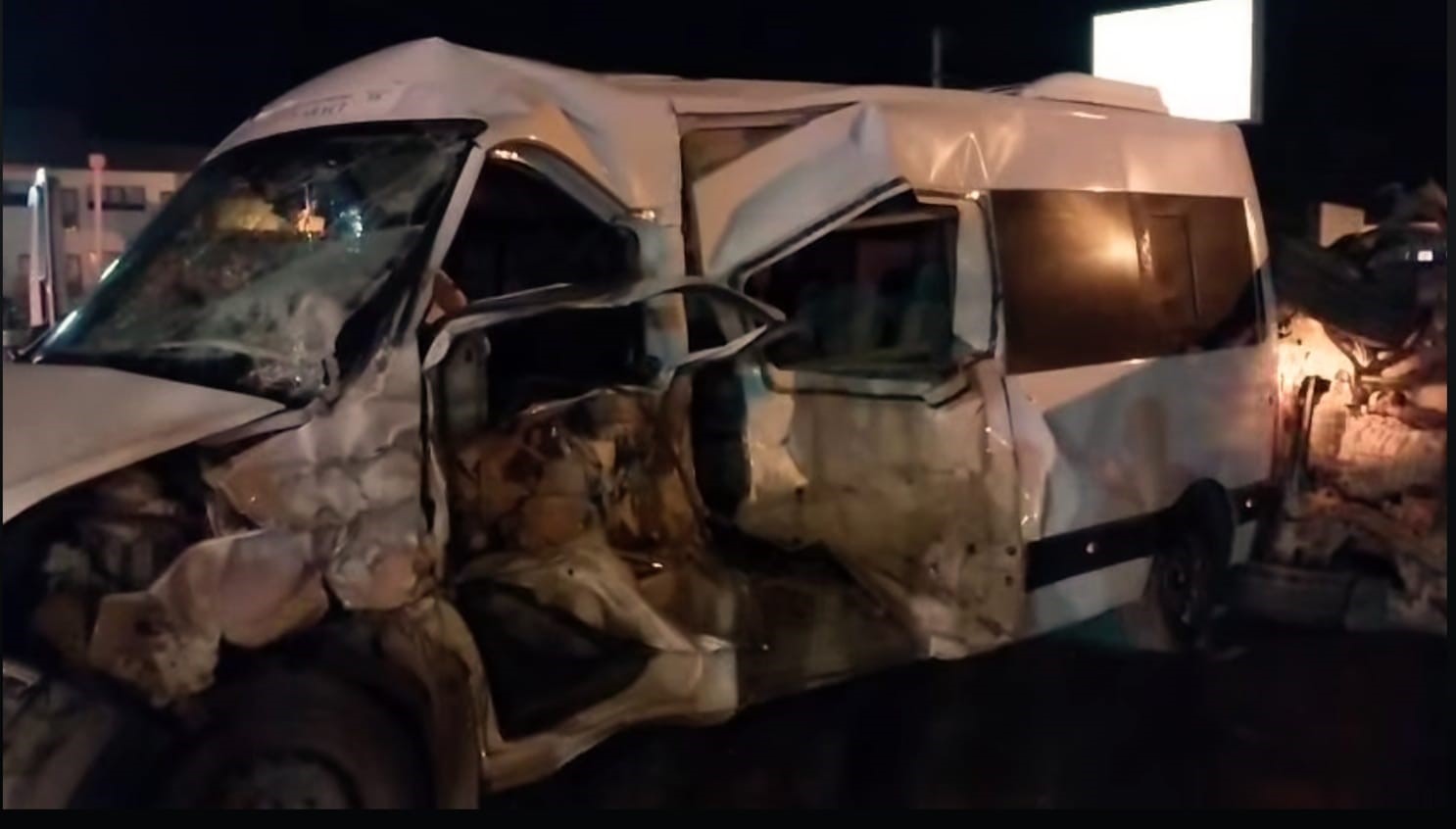 Söke’de servis minibüsü ile otomobil çarpıştı: 3 yaralı