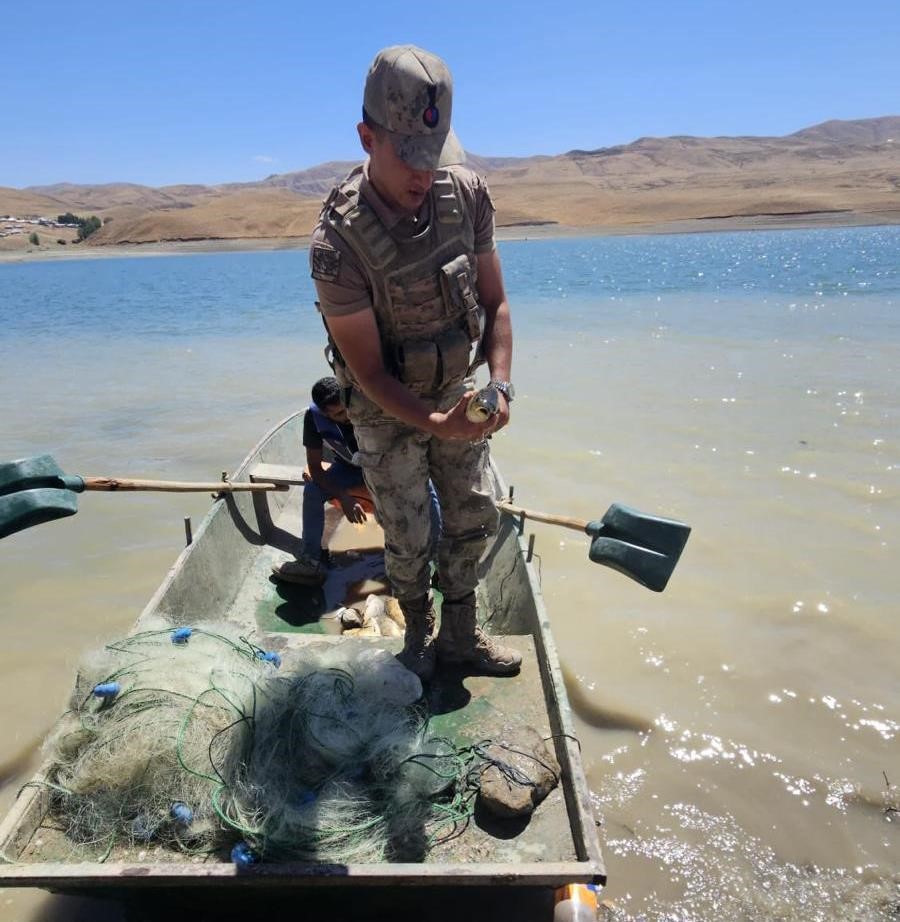 Van&rsquo;da ka&ccedil;ak balık avlayan 2 kişiye 25 bin lira ceza
