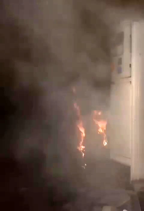 Aşırı y&uuml;klenme yapılan trafo, sıcak havanın etkisiyle alevlere teslim oldu
