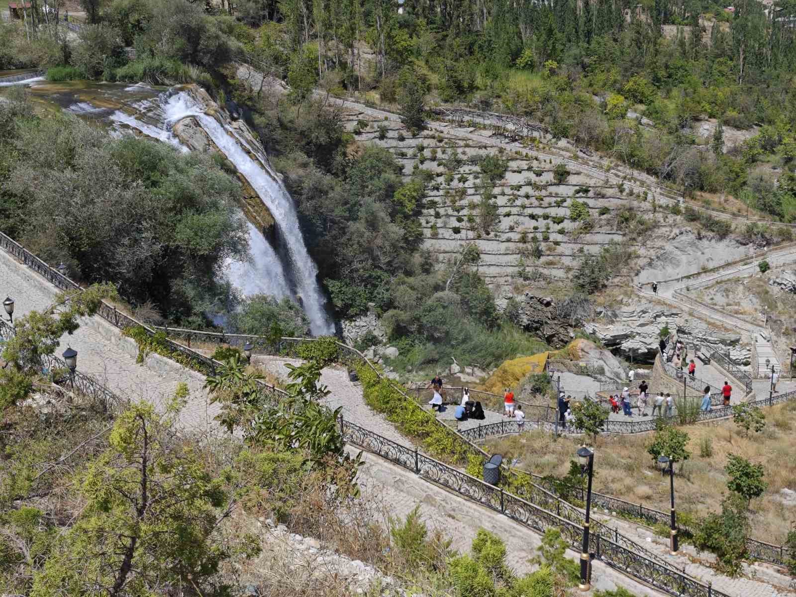 Tortum Şelalesi’nde su seviyesi düştü, ziyaretçi ilgisi sürüyor