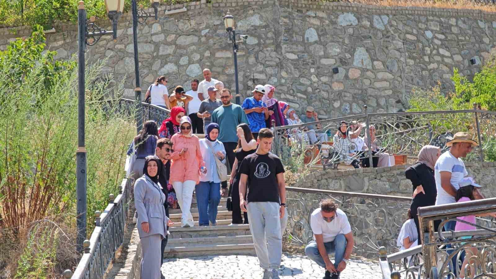 Tortum Şelalesi&rsquo;nde su seviyesi d&uuml;şt&uuml;, ziyaret&ccedil;i ilgisi s&uuml;r&uuml;yor
