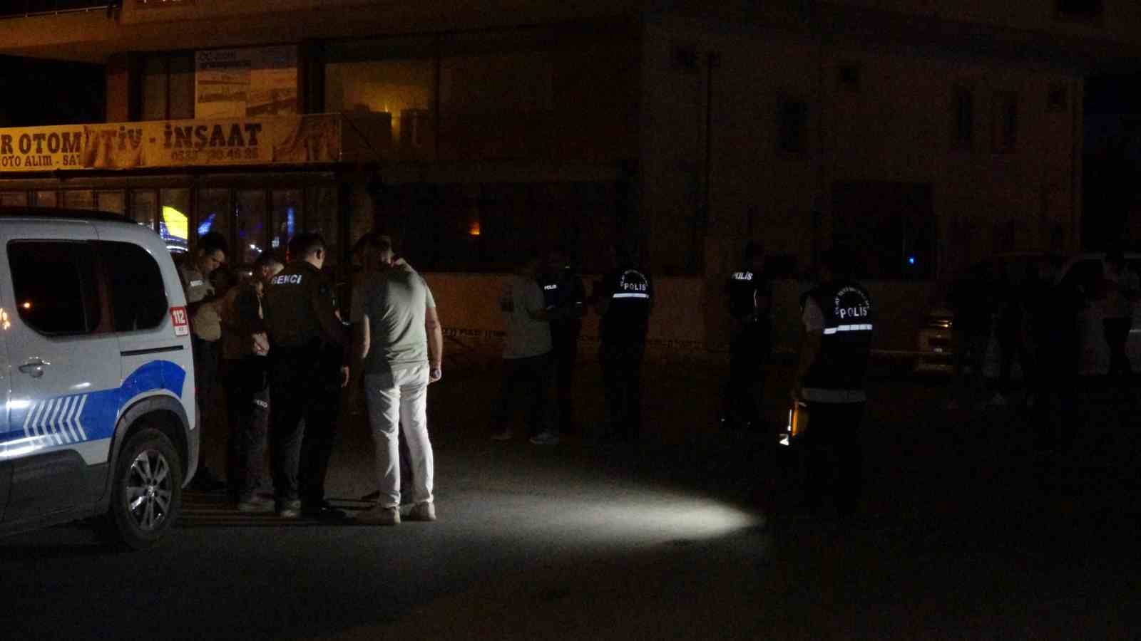 Oturduğu apartmanın girişinde silahlı saldırıya uğrayan şahıs yaralandı
